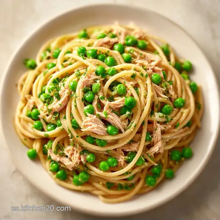Pasta enrollada con salsa brillante y espesa, adornada con hojas verdes sobre un plato cer&aacute;mico minimalista y limpio.